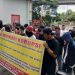Massa LAAGI saat menggelar aksi di depan Kantor Kejati Sumsel dengan tiga tuntutan, Jumat (29/7/2022). (fornews.co/ist)