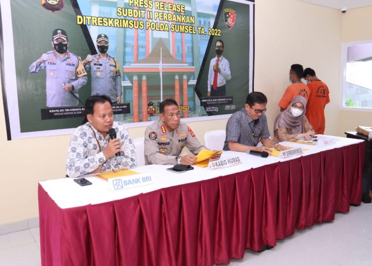 Direktur Ditreskrimsus, Kombes Pol M Barly Ramadhani bersama pihak BRI saat memberi keterangan kepada media pada gelar perkara di Polda Sumsel, Selasa (19/7/2022). (fornews.co/ist) 