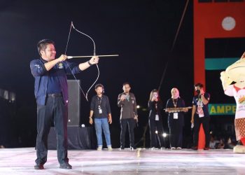 Gubernur Sumsel Herman Deru siap melepaskan busur panah ke sasaran, pertanda ditutupnya Fornas VI Sumsel di venue Dayung Jakabaring Sport City (JSC) Palembang, Kamis (7/7/2022) malam. (fornews.co/humas pemprov sumsel)