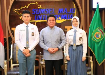 Gubernur Sumsel, Herman Deru bersama M Carlos Aldionsi dan Aisyah Ramadhani, dua paskibraka perwakilan Sumsel, di ruang audiensi Kantor Gubernur, Jumat, (15/07/2022). (fornews.co/humas pemprov sumsel) 