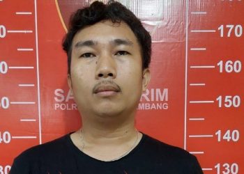 Pelaku penyiraman air keras Riska Candra, usai diringkus Opsnal Unit Ranmor Sat Reskrim Polrestabes Palembang, Kamis (7/7/2022). (ist)