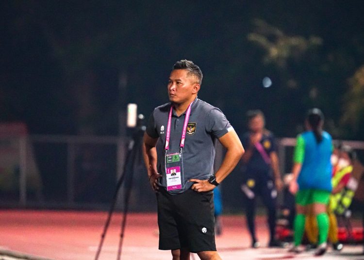 Pelatih Kepala Timnas Wanita Indonesia Wanita U-18, Rudy Eka Priyambada, saat menyaksikan anak asuhnya bertanding beberapa waktu lalu. (fornews.co/pssi.org)