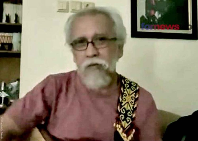 IWAN Fals berpenampilan beda rambut beruban dan hanya memakai kaos oblong di sebuah ruang. (foto fornews.co/capture video)