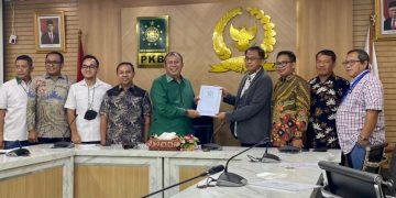 Tim Dewan Pers saat menyerahkan DIM kepada FPKB di Gedung DPR, Jakarta, Rabu (10/8/2022). (fornews.co/dewan pers)