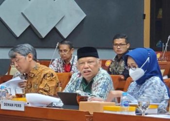 Ketua Dewan Pers, Prof Azyumardi Azra (tengah), bersama anggota Dewan Pers Aris Zulkifli (kiri) dan Ninik Rahayu (kanan), saat rapat dengar pendapat umum (RDPU) bersama Komisi III DPR RI, Selasa (23/8/2022). (fornews.co/foto: dewan pers)