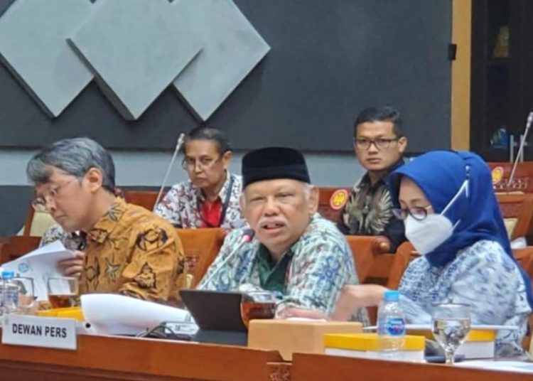 Ketua Dewan Pers, Prof Azyumardi Azra (tengah), bersama anggota Dewan Pers Aris Zulkifli (kiri) dan Ninik Rahayu (kanan), saat rapat dengar pendapat umum (RDPU) bersama Komisi III DPR RI, Selasa (23/8/2022). (fornews.co/foto: dewan pers)