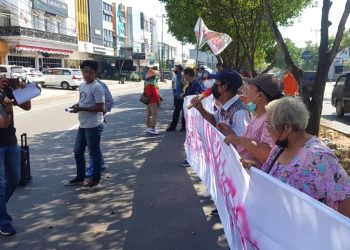 Puluhan aksi SCW menggelar aksi demo di depan Kantor Solid Gold Berjangka, di Jalan Sumpah Pemuda, Selasa (10/8/2022). (fornews.co/ist)