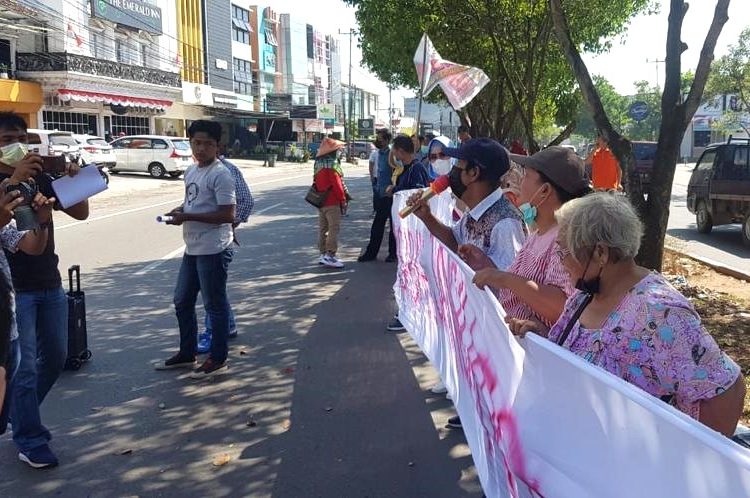 Puluhan aksi SCW menggelar aksi demo di depan Kantor Solid Gold Berjangka, di Jalan Sumpah Pemuda, Selasa (10/8/2022). (fornews.co/ist)