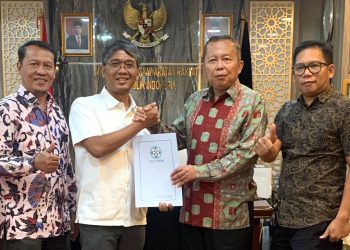 Anggota Dewan Pers, Arif Zulkifli didampingi Yadi Hendriana dan Atmaji Sapto Anggoro menyerahkan DIM kepada Wakil FPPP Arsul Sani, di Komisi III DPR RI, Senin (15/8/2022) sore. (fornews.co/ist)