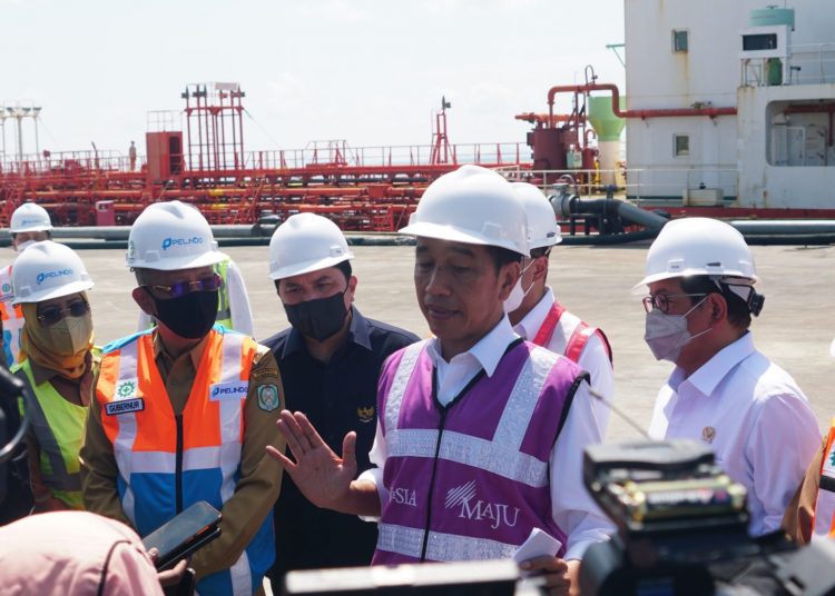 Presiden Jokowi didampingi Seskab Pramono Anung memberikan keterangan pers usai meresmikan Terminal Kijing, Mempawah, Kalbar, Selasa (09/08/2022). (fornews.co/Foto: Humas Setkab/Fitri)