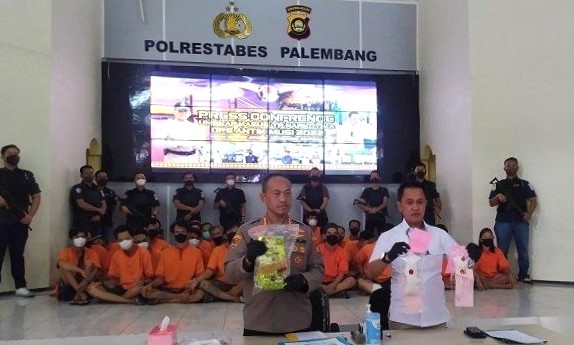 Kapolrestabes Palembang, Kombes Pol Mokhamad Ngajib, didampingi Kasat Narkoba, Kompol Mario Ivanry, menunjukan BB narkoba seberat 1.721,56 gram, saat rilis di Aula Patria Polrestabes Palembang, Kamis (18/8/2022). (fornews.co/ist)