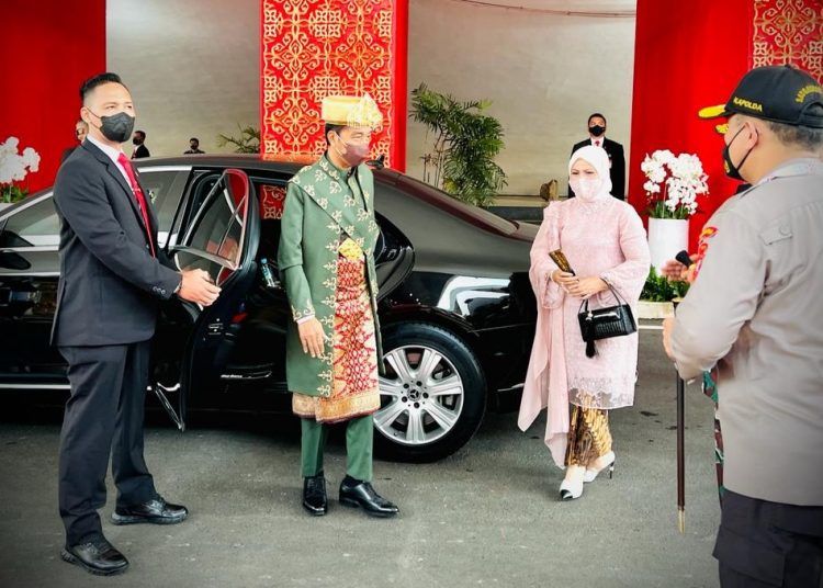Presiden RI Joko Widodo dan Ibu Negara Iriana, saat tiba di Gedung Nusantara MPR/DPR/DPD RI Senayan, Jakarta, Selasa (16/08/2022) pagi. (fornews.co/Foto: BPMI Setpres/Laily Rachev)