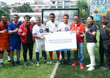 Direktur Utama BRI, Sunarso saat menyerahkan bonus secara simbolis kepada Pelatih Bima Sakti, kapten Timnas U-16, Iqbal Gwijangge, di Lapangan BRILian, Jakarta, Sabtu (20/8/2022). (fornews.co/pssi.org)