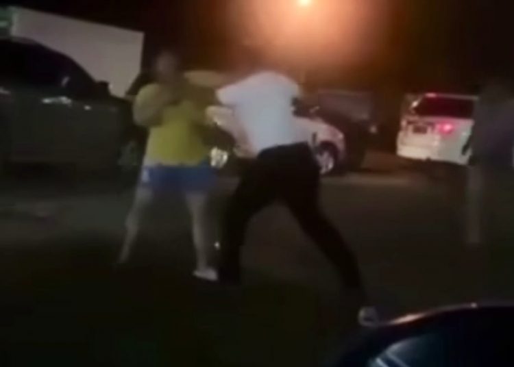 Tangkap layar video rekaman penganiayaan terhadap perempuan yang diduga dilakukan oleh oknum anggota DPRD Palembang di SPBU Demang Lebar Daun, beberapa waktu lalu. (fornews.co/tangkap layar)