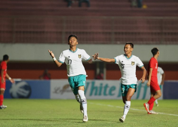 Pemain Timnas Indonesia U-16, saat merayakan selebrasi usai mencetak gol ke gawang Singapura, di Stadion Maguwoharjo, Rabu (3/8/2022) malam. (fornews.co/pssi.org)  