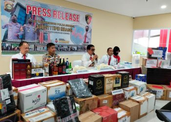 Subdit Indagsi Ditreskrimus Polda Sumsel menunjukan barang bukti alat ortodontik kesehatan gigi tanpa izin Kemenkes RI, saat rilis kasus di Mapolda Sumsel, Senin (15/8/2022). (fornews.co/ist)