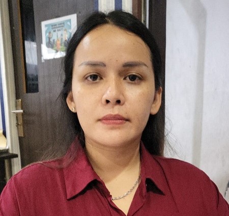 Pelaku penipuan, Heny Krisniawati (31), usai ditangkap anggota Pidum dan Tekab 134 Satreskrim Polrestabes Palembang, Rabu (3/8/2022). (fornews.co/ist)