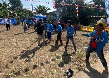 Peserta lomba tarik tambang pada acara Semarak Satu Tujuan yang digelar inDriver di Jalan Pesantren SMB 2, Kelurahan Talang Jambe, Kecamatan Sukarami, Rabu (17/8/2022). (fornews.co/ist)