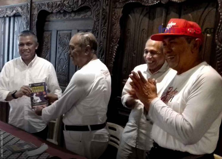 KETUA panitia Jambore Stroke Indonesia (JSI) #1, AR Iskandar, mengenakan topi merah berharap JSI menjadi awal direalisasikannya upaya pencegahan stroke melalui layanan kesehatan yang digerakkan oleh Yayasan Stroke Indonesia (Yastroki). (foto fornews.co/adam)