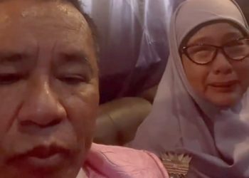 Soimah, ibu dari Albar Mahdi bin Rusdi, kelas 5i Pondok Modern Darussalam Gontor 1 Pusat Ponorogo asal Palembang, mengadukan kasus kematian putra sulungnya ke pengacara kondang Hotman Paris, Minggu (4/9/2022). (fornews.co/ist)