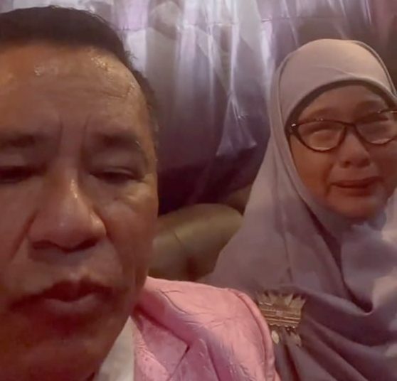 Soimah, ibu dari Albar Mahdi bin Rusdi, kelas 5i Pondok Modern Darussalam Gontor 1 Pusat Ponorogo asal Palembang, mengadukan kasus kematian putra sulungnya ke pengacara kondang Hotman Paris, Minggu (4/9/2022). (fornews.co/ist)