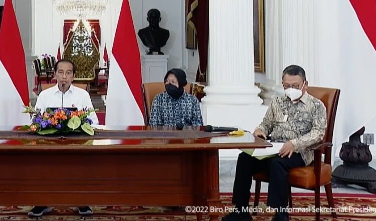 Presiden Joko Widodo (Jokowi) dan Menteri ESDM Arifin Tasrif dan Mensos Risma, di di Istana Merdeka, Jakarta, Sabtu (3/9/2022) siang. (fornews.co/ist)