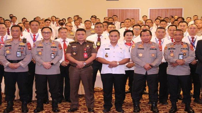 Kapolda Sumsel, Irjen Pol Toni Harmanto bersama jajaran Direktorat Reserse Narkoba Polda Sumsel pada Rakernis di ballroom Gedung Presisi Mapolda Sumsel, Rabu (28/9/2022). (fornews.co/ist)