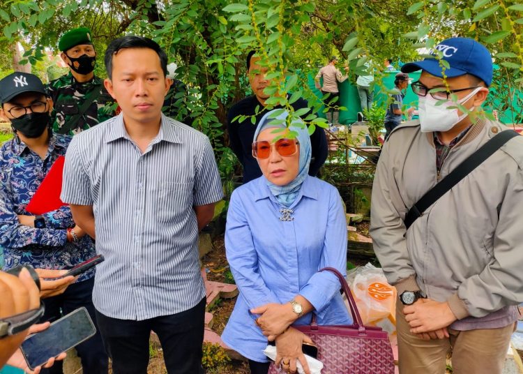 Kuasa Hukum Keluarga korban AM, Titis Rachmawati, bersama petguas dari Polres Ponorogo, disela-sela proses otopsi di TPU Sungai Selayur Jalan Mayor Zein, Lorong Cendana, Kalidoni Palembang, Kamis (8/9/2022) pagi. (fornews.co/ist)