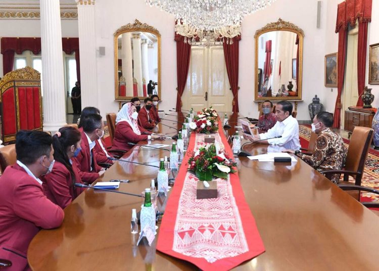 Presiden Jokowi saat menerima pengurus Federasi Panjat Tebing Indonesia (FPTI) di Istana Negara, Jakarta, Rabu (21/09/2022). (fornews.co/Foto: BPMI Setpres/Kris)