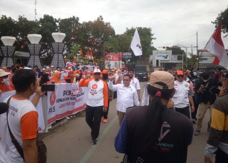 Ketua DPW PKS Sumsel, M Toha bersama ratusan kader saat melakukan aksi di depan Tugu Monpera, Jalan Merdeka, Palembang, Sabtu (10/9/2022) sore. (ifornews.co/ist)