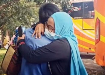 Almarhum Albar Mahdi bin Rusdi, kelas 5i Pondok Modern Darussalam Gontor 1 Pusat Ponorogo asal Palembang, saat dipeluk erat sang ibu, Soimah, ketika akan berangkat menuju Gontor, beberapa waktu lalu. (fornews.co/ist)