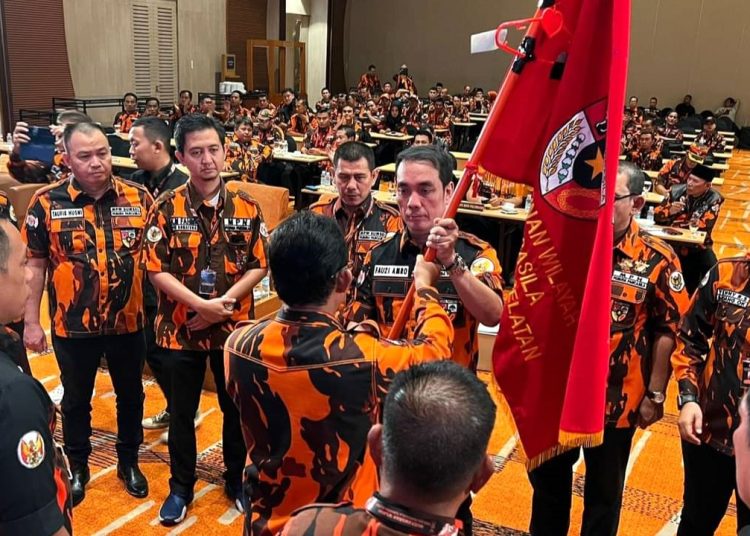 Ketua PP Sumsel yang terpilih aklamasi, Fauzi Amro, menerima pataka, pada Muswil VIII Pemuda Pancasila Sumsel, di Ballroom Novotel Palembang, Sabtu (10/9/2022). (fornews.co/ist)