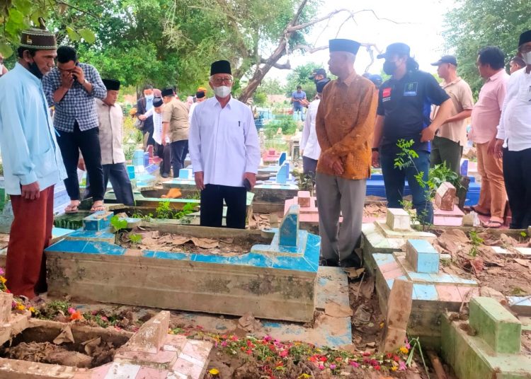 Pimpinan Pondok Modern Darussalam Gontor didampingi orang tua Almarhum Albar Mahdi, saat ziarah ke kuburan Albar Mahdi di TPU Sungai Selayur, Palembang, Kamis (8/9/2022). (fornews.co/ist)