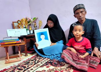 Siti Soimah dan Rusdi, Orang tua santri pondok pesantren Gontor Ponorogo, menunjukkan foto semasa hidup AM, usai mengetahui polisi tetapkan dua tersangka pembunuh anaknya, Senin (12/9/2022). (fornews.co/ist)