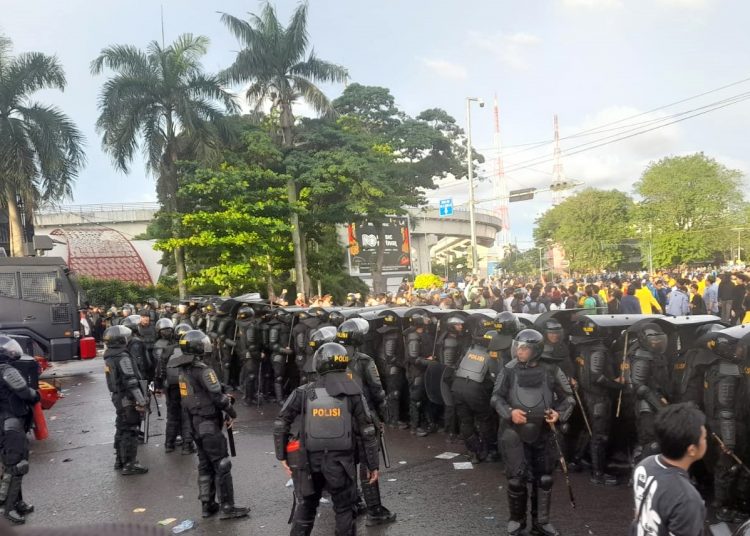 Suasana kawasan Simpang Lima Kampus Palembang, saat terjadi bentrok antara polisi dan aksi gabungan mahasiswa dan buruh menolak kenaikan harga BBM, Kamis (8/9/2022) sore. (fornews.co/ist)