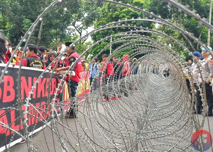 Suasana aksi massa gabungan mahasiswa dan buruh di Sumsel, saat mengepung Gedung DPRD Sumsel untuk menyuarakan penolakan kenaikan harga Bahan Bakar Minyak (BBM), Kamis (8/9/2022) siang. (fornews.co/sidratul muntaha)