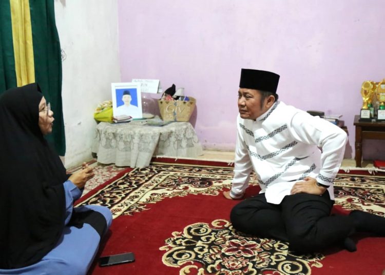 Gubernur Sumsel, Herman Deru, saat menyambangi kediaman orang tua AM, di Jalan Mayor Zen Lorong Sukarame RT 27 No.35, Kecamatan Kalidoni Palembang. (fornews.co/ist)