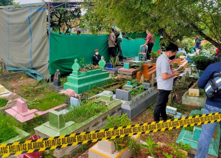 Proses otopsi jenazah Almarhum Akbar Mahdi, santri kelas 5i Pondok Modern Darussalam Gontor di TPU Sungai Selayur Jalan Mayor Zein, Lorong Cendana, Kalidoni Palembang, Kamis (8/9/2022) pagi. (fornews.co/ist)