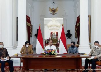 Presiden Jokowi didampingi sejumlah menteri menyampaikan pernyataan perihal pengalihan subsidi BBM, di Istana Merdeka, Jakarta, Sabtu (03/09/2022). (fornews.co/ist)