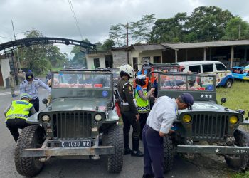 PETUGAS memeriksa jeep wisata di Pintu Gerbang Umbulharjo, Kabupaten Sleman, jalur utama ke kawasan wisata lereng Merapi. (foto fornews.co/humas dinpar sleman)