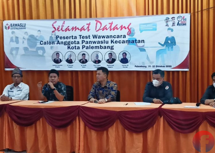 Komisioner Bawaslu Kota Palembang, saat memberikan keterangan pers terkait hasil penerimaan Panwascam Palembang, Senin (24/10/2022). (fornews.co/sidratul muntaha)
