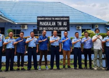 Pengurus FASI Palembang bersama Ketua Umum FASIDA Sumsel, Kolonel Pnb Sigit Gatot Prasetyo, M.M.O.A.S, di Pangkalan TNI-AU Sri Mulyono Herlambang, kamis (13/10/2022). (fornews.co/ist)