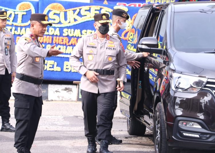 Kapolda Sumsel, Irjen Pol A Rachmad Wibowo saat tiba di Mapolda Sumsel, mendapat sambutan Wakapolda Sumsel, Brigjen Pol Rudi Setiawan, Senin (24/10/2022) pagi. (fornews.co/ist)

 