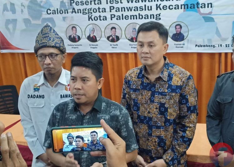 Ketua Bawaslu Kota Palembang, M Taufik, saat menjawab pertanyaan media, Senin (24/10/2022). (fornews.co/sidratul muntaha)