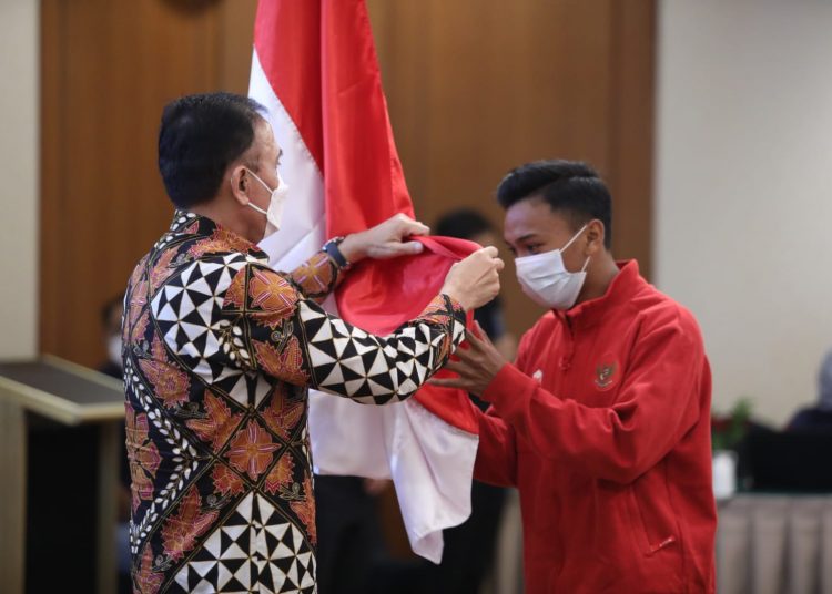 Ketua Umum PSSI Mochamad Iriawan menyalami pemain Timnas Indonesia U-20. (fornews.co/pssi.org)