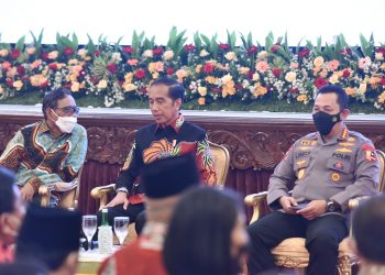 Menko Polhukam Mahfud MD bersama Kapolri Jend Listyo Sigit Prabowo mendampingi Presiden Jokowi saat memberikan arahan kepada jajaran Polri, di Istana Negara, Jakarta, Jumat (14/10/2022). (fornews.co/Foto: Humas Setkab/Jay)