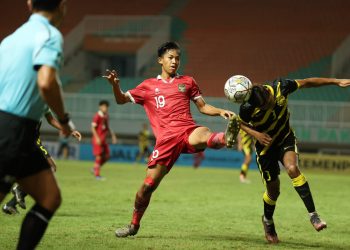 Pemain Timnas U-17, saat menghalau pemain Malaysia pada partai terakhir Grup B Kualifikasi AFC U17 Asian Cup 2023 di Stadion Pakansari, Kabupaten Bogor, Minggu (9/10/2022) malam tadi. (fornews.co/pssi.org)