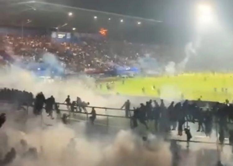 Suasana mencekam kala aparat melemparkan gas air mata ke arah kerumunan tribun di Stadion Kanjuruhan, Malang, Jatim, Sabtu (1/10/2022) malam. (fornews.co/tangkap layar)