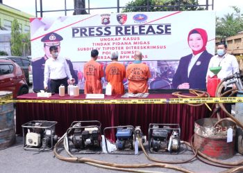 Tiga pelaku penimbun BBM jenis solar saat menggelar pers rilis penangkapan penimbunan BBM jenis solar di Mapolda Sumsel, Rabu (5/10/2022). (fornews.co/ist)