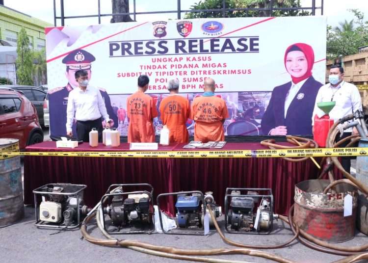 Tiga pelaku penimbun BBM jenis solar saat menggelar pers rilis penangkapan penimbunan BBM jenis solar di Mapolda Sumsel, Rabu (5/10/2022). (fornews.co/ist)
